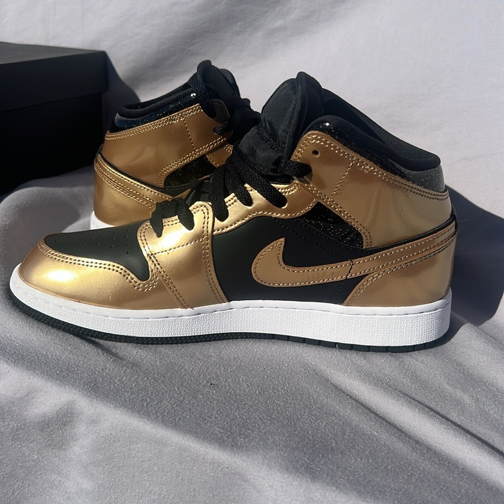 Like New Nike Air Jordan 1 Mid SE (GS) Size 7 Black & Gold Retro Shoes - Picture 8 of 10